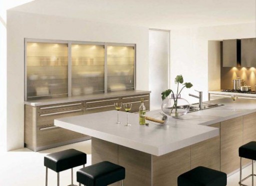 Приятната дифузна светлина в кухнята може да дойде зад задъхваната чаша кухненски шкафове