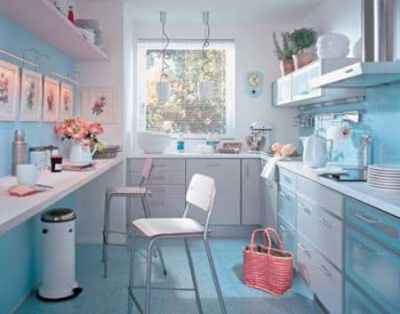 Pencahayaan semulajadi lebih baik menekankan martabat pedalaman, jika dapur selesai dengan kertas dinding biru