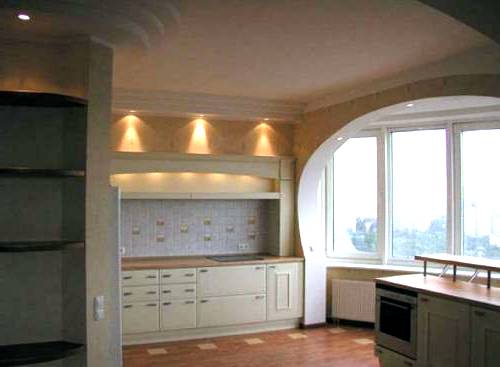 Klasikinis virtuvės dekoravimo stilius rodo, kad balkono arka bus puslankiu