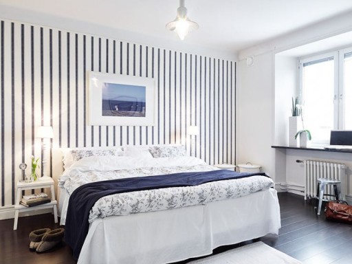 Vertical stripes on one of their walls in the bedroom perform well the function of accent in the interior