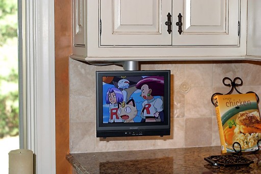 Küçük bir mutfak için küçük bir televizyon, bir akşam yemeği hazırlanırken bir çizgi film izlemek için uygundur.