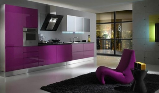 A belső tér lila hangzással rendelkezik egy tágas konyhához