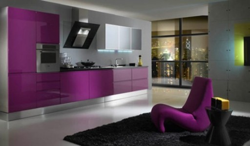 Interior dalam nada violet untuk dapur yang luas