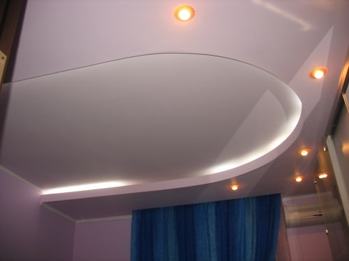 Стилен таван от гипсокартон, боядисан със силиконова боя, изглежда впечатляващ и привлекателен