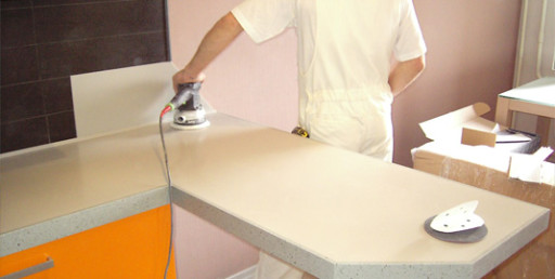 Installasjon av kjøkken benkeplater er en enkel, men ansvarlig prosess