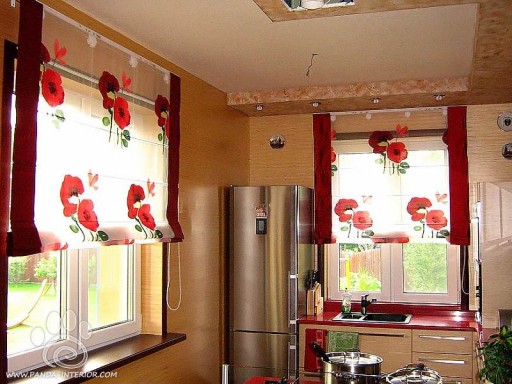 Elegir una tela de cortinas romanas con un estampado floral brillante, puede decorar las ventanas de la cocina original