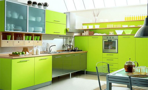 Dengan pencahayaan yang terpilih, dapur hijau terang menjadi lebih menarik