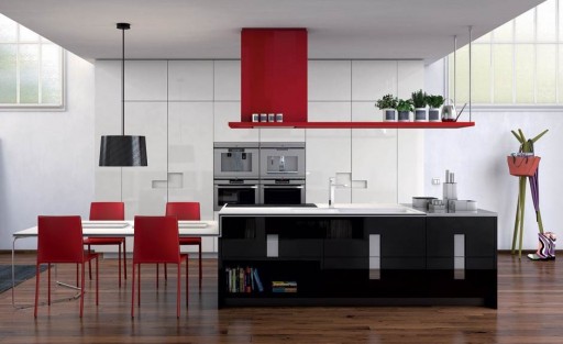 Rozmanitost a bohatství barev, odstínů a kombinací se lépe projevuje v prostorné kuchyni