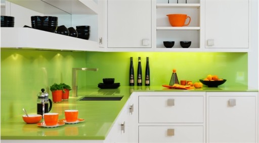 Una piccola quantità di verde brillante in una piccola cucina può trasformare completamente il suo aspetto