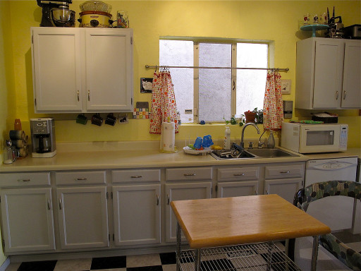 V tej kuhinji še vedno opazimo ravnovesje sive in rumene barve