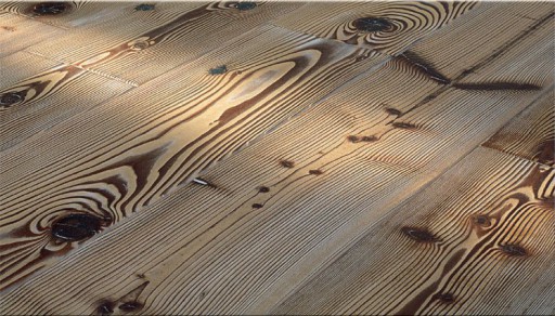 Naturalny wzór drewna charakterystyczny dla deski parkietowej ma wysokie właściwości dekoracyjne