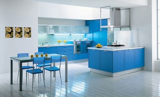 To create a good and relaxed mood in the kitchen, you can use a shade of sky blue on a white background