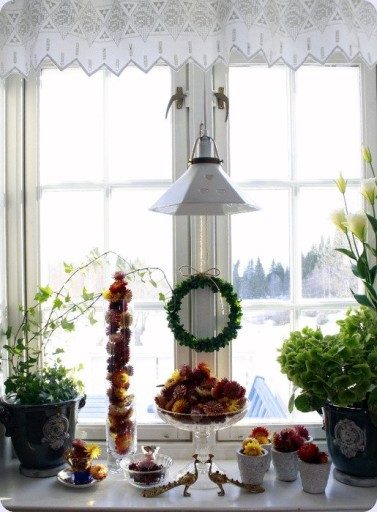 En særlig forårsstue i køkkenet kan skabes ved at dekorere vinduet med elementer, der traditionelt betragtes som forår