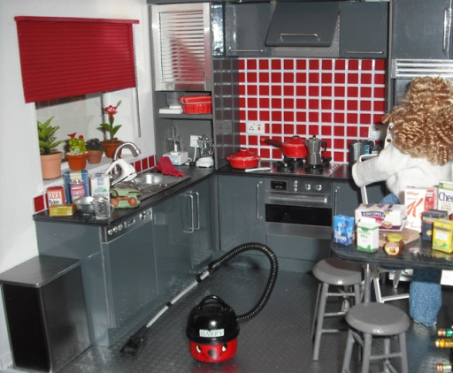 Poudarek na svetlo rdečih kuhinjskih dodatkih in notranjih elementih je glavna značilnost te kuhinje