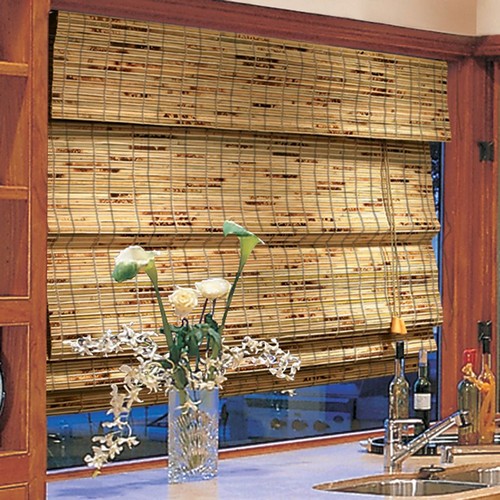 Římské bambusové závěsy zdůrazňují prvky interiéru v rustikálním stylu