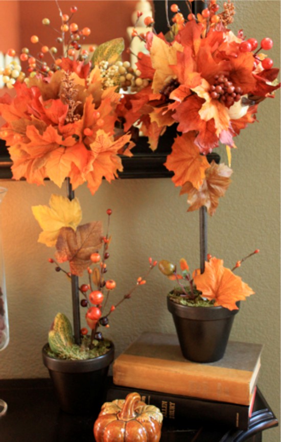 Topiary z jesenných listov a vetvičiek s bobuľami