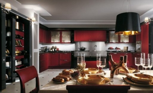 Černá a červená kuchyně představují drahocenný porcelán a křišťál v příznivém světle