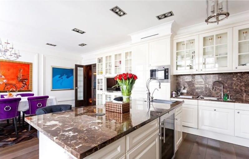 Kjøkkenforkle laget av brun marmor