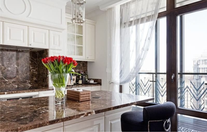 Kjøkkenforkle laget av brun marmor