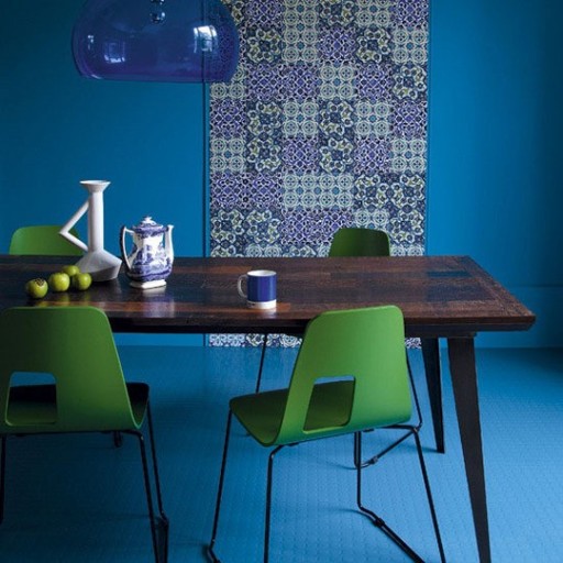 Blue on the floor looks extravagant and unusual, but the interior does not lose from it