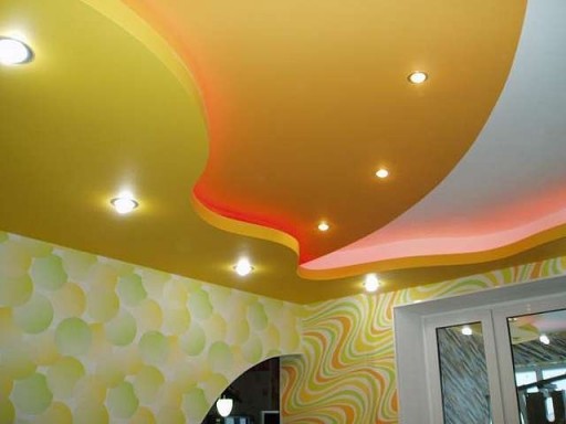 Such an unusual ceiling immediately attracts attention - bright, glowing, with smooth lines
