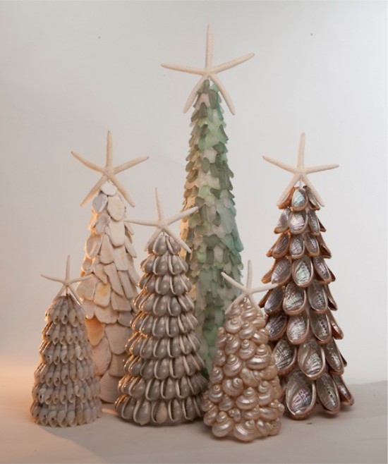 Topiari dalam bentuk pokok Krismas yang diperbuat daripada cengkerang