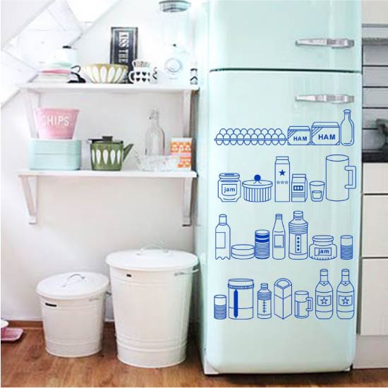 Inred kylskåp med klistermärken