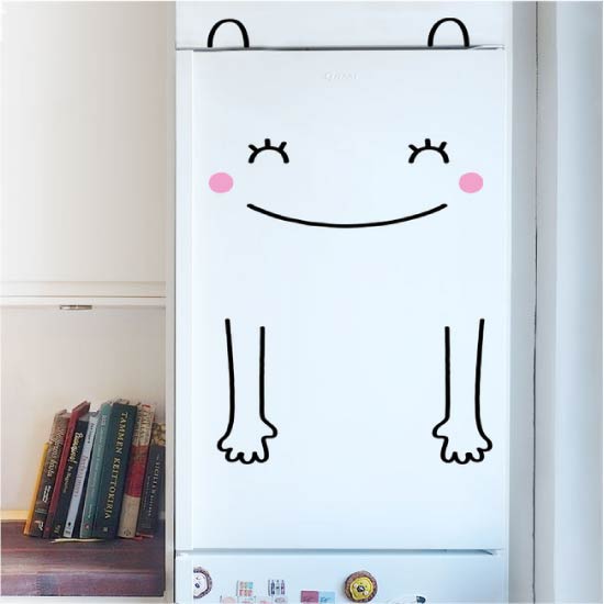 Inred kylskåp med klistermärken