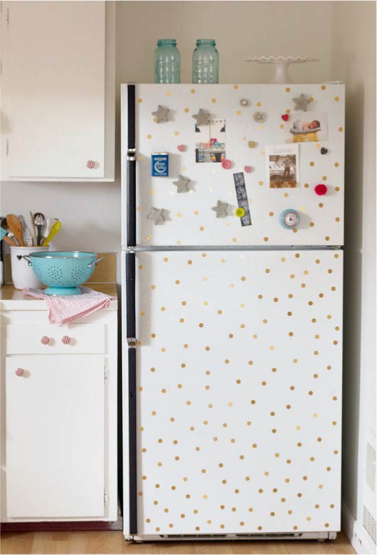 Dekorerar kylskåpet med hemlagade klistermärken