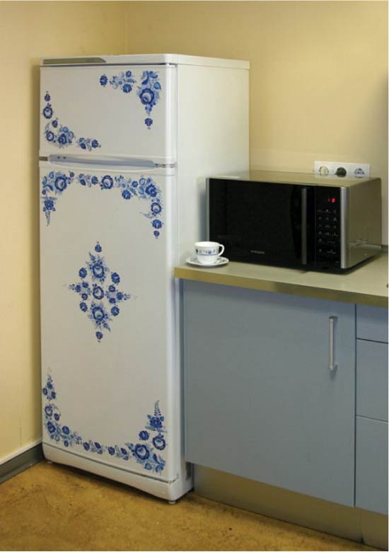 Decoupage van een koelkast in de stijl van Gzhel