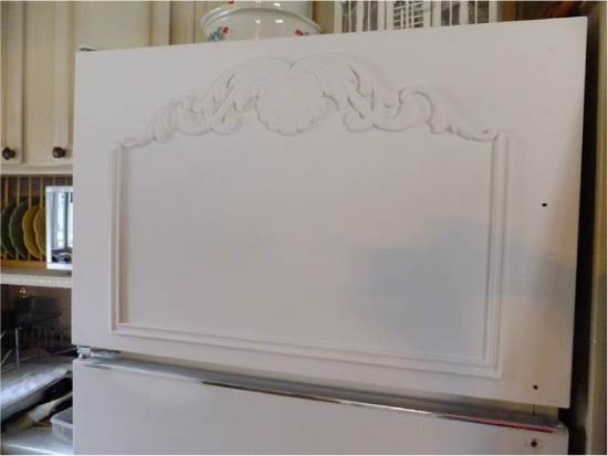 Registratie van de koelkast met sierlijsten en gesneden details