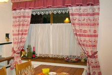 Gardiner med gardiner i køkkenet