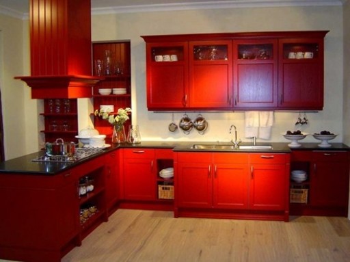 Dojem červené kuchyně s černými pracovními deskami závisí převážně na osvětlení