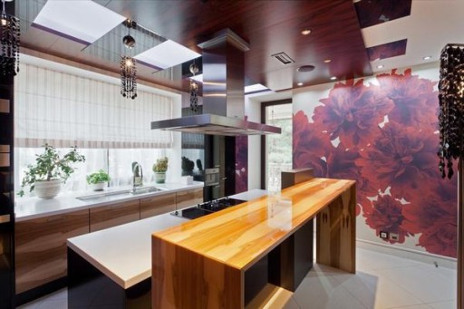 Nykyään suunnittelijat käyttävät keittiön seinämiä huoneen koristeluun