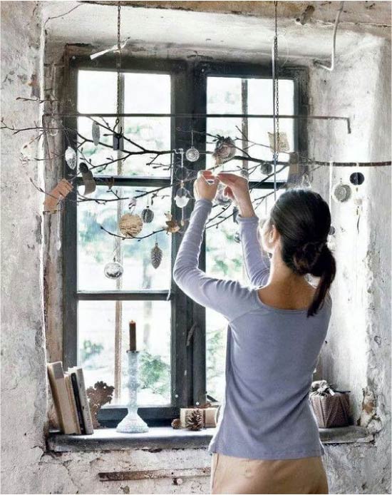 Fönster dekoration med en gren med pendlar