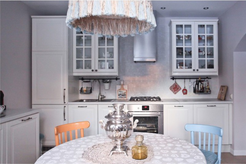 Kuhinja notranjost z barvnimi poudarki in nevtralno osnovo