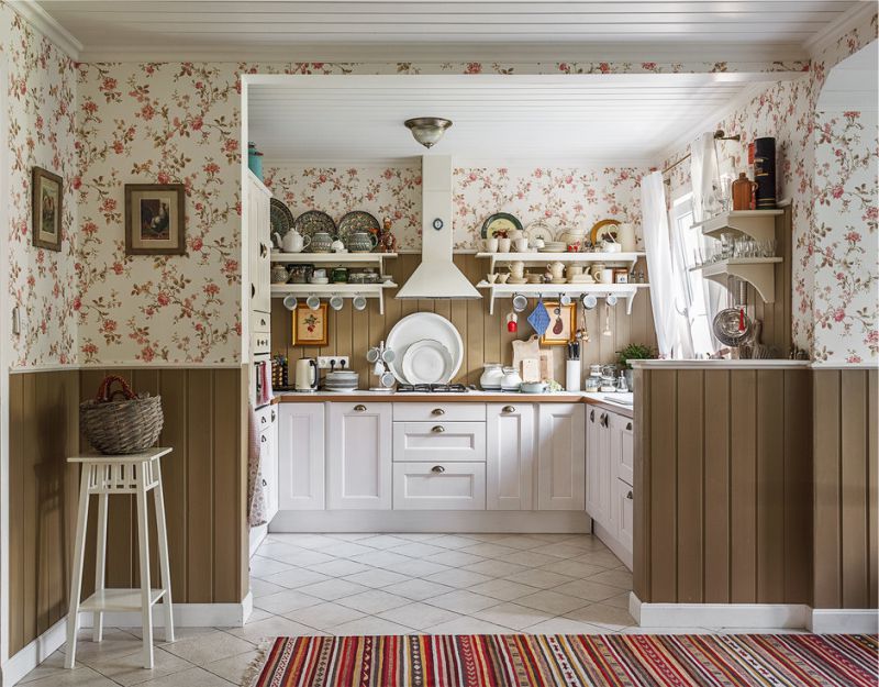 Rjava barva v notranjosti kuhinje v koči