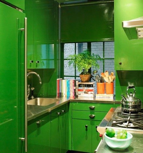 Smaragdfargen bidro visuelt til å utvide det lille kjøkkenet