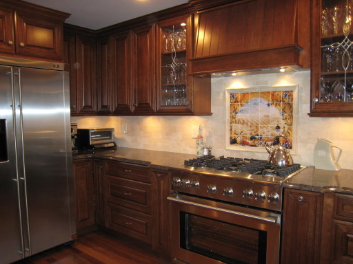 Mørkebrune farger på kjøkkenet vil passe til elskere av solide møbler
