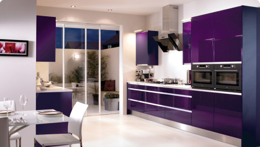 Dyb purplish-aubergine farve giver interiøret en ædelt forfining