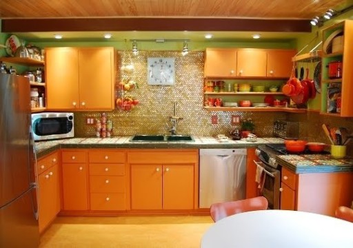 Den oransje kjøkkenet ser mer lys og interessant ut under de rette lysforholdene