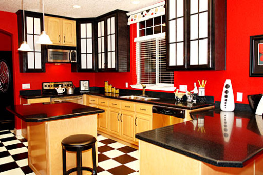 Perpaduan warna merah dengan hitam dan putih di interior dapur terlihat mengesankan