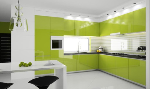 Cucina bianca e verde funzionale, pratica e bella decorata in uno stile moderno