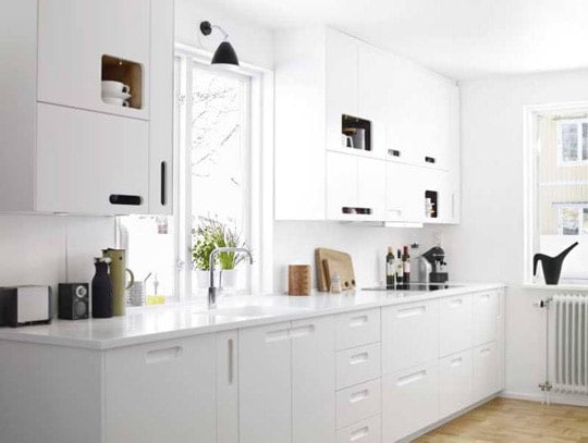 Et hvitt kjøkken uten fargerike dekorative elementer ser livløs ut