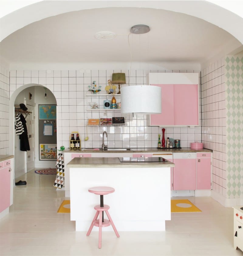 Romantický oblouk v interiéru kuchyně v moderním stylu