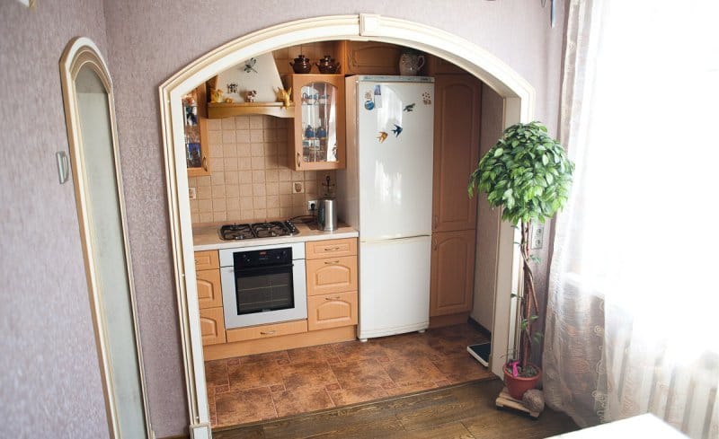 Anglický oblouk uvnitř kuchyně a obývacího pokoje