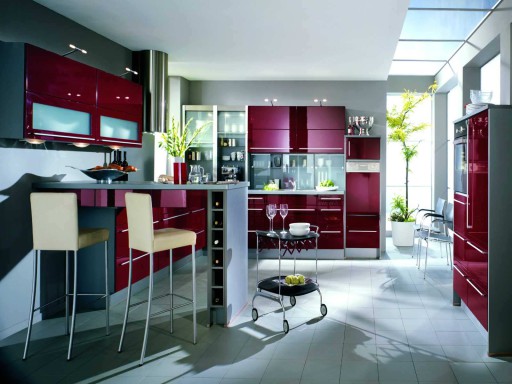 Popolna kombinacija barv v kuhinji - siva in vino rdeča - predstavljajo prostor v ugodni luči