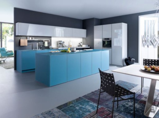 In this gray-blue kitchen there are no unnecessary details, it attracts with its successful constructive solution