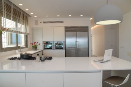 The maximum comfort in this kitchen is provided by the L-shaped work area