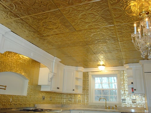 Skummet polystyrenfliser på loftet i dette interiør udfører en vigtig dekorativ funktion